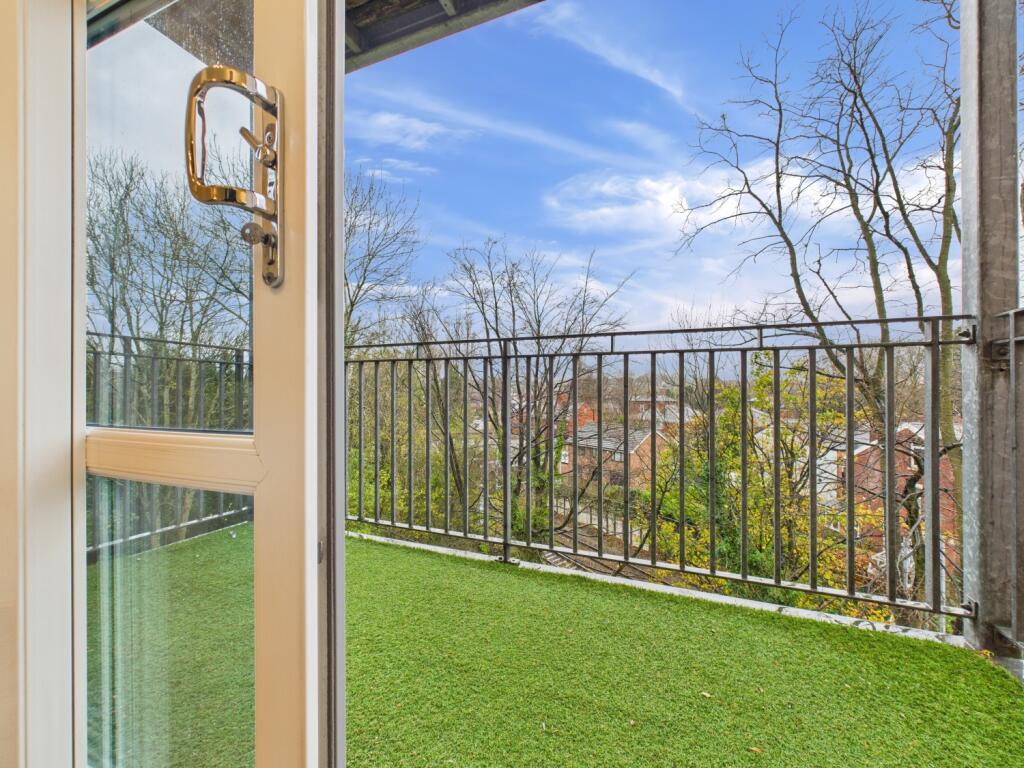 CAM03729G0-PR0176-STILL010