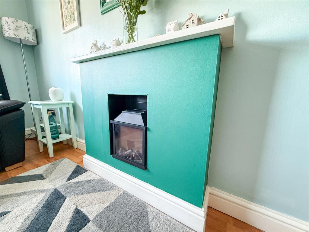 ALTERNATE VIEW OF LOUNGE