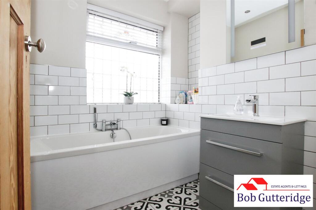 FIRST FLOOR FAMILY BATHROOM