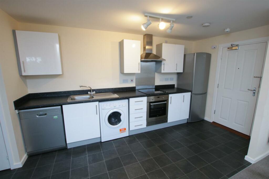 FITTED KITCHEN