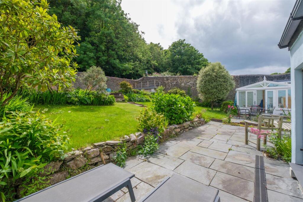 Parry Vines Cawsand Outside Sunny-12.jpg