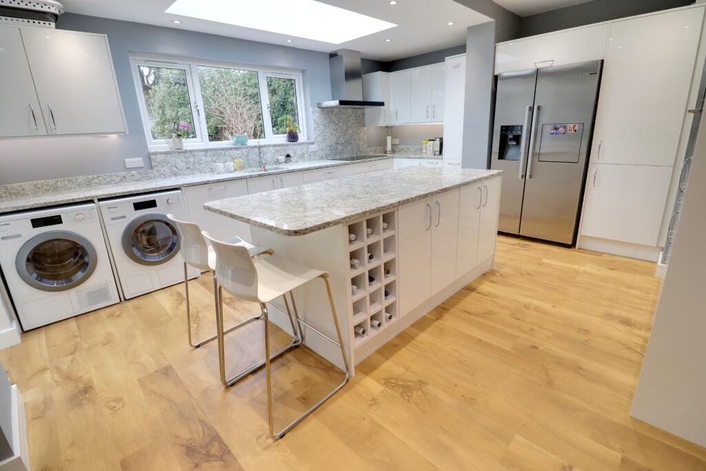 KITCHEN/BREAKFAST ROOM