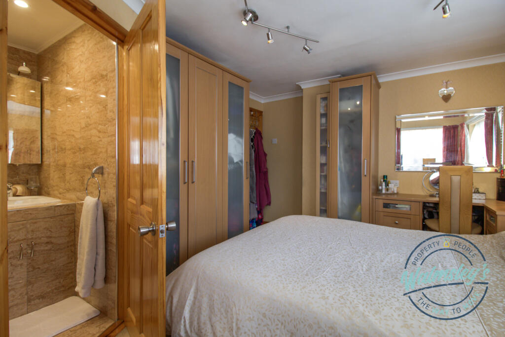Main bedroom with ensuite jacuzzi bath &amp; vanity un