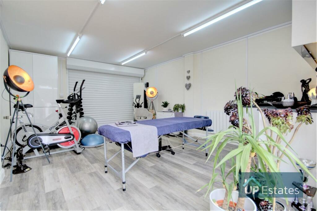 GARDEN ROOM/DOUBLE GARAGE