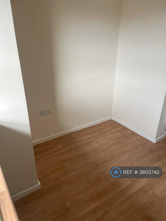 Table &amp; Chairs Area In Kitchen