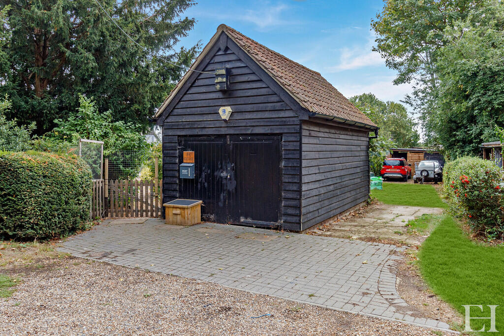 8661667-exteriorW...