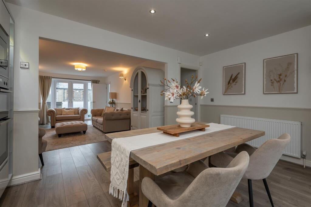 Lounge/Dining Kitchen