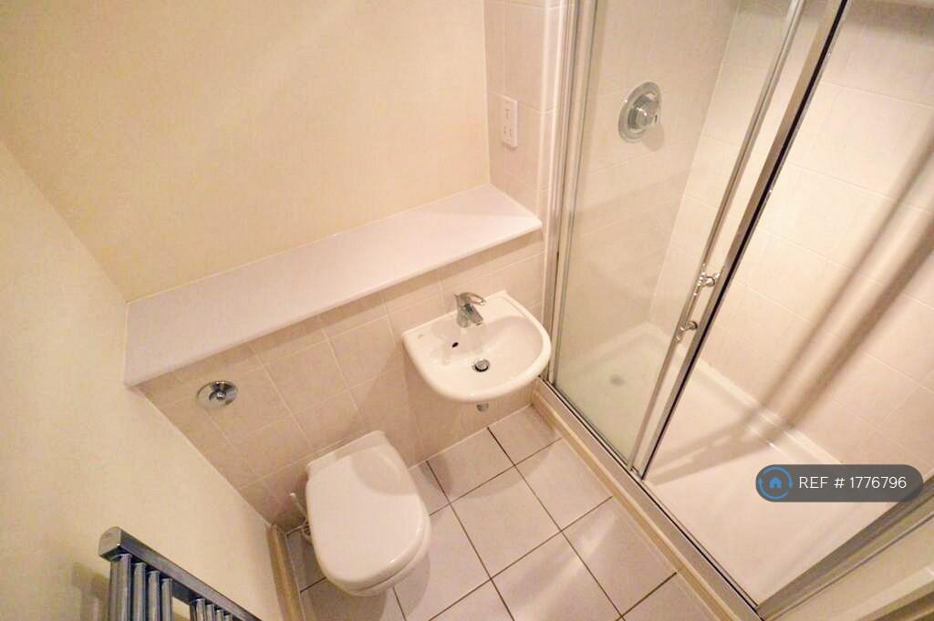 Bathroom 1 (Ensuite)