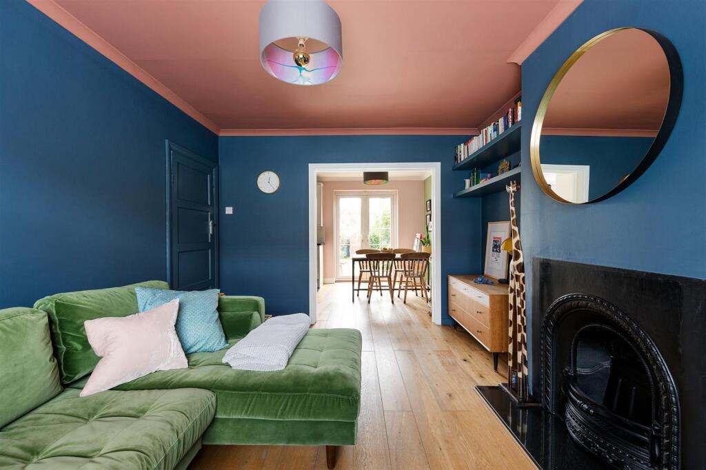 Douglas Avenue - E17