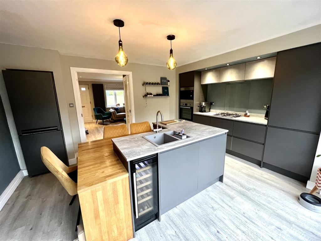 KITCHEN/BREAKFAST ROOM
