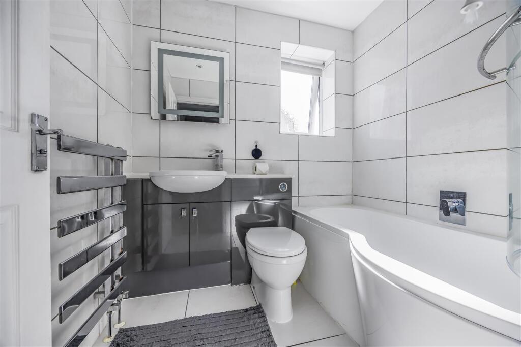 1 Sunnyfields, Central Road, Drayton-PorticoMarket