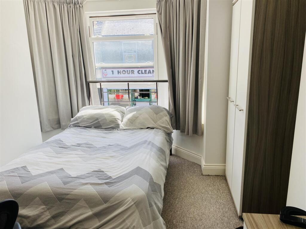 Bedroom 5.jpg