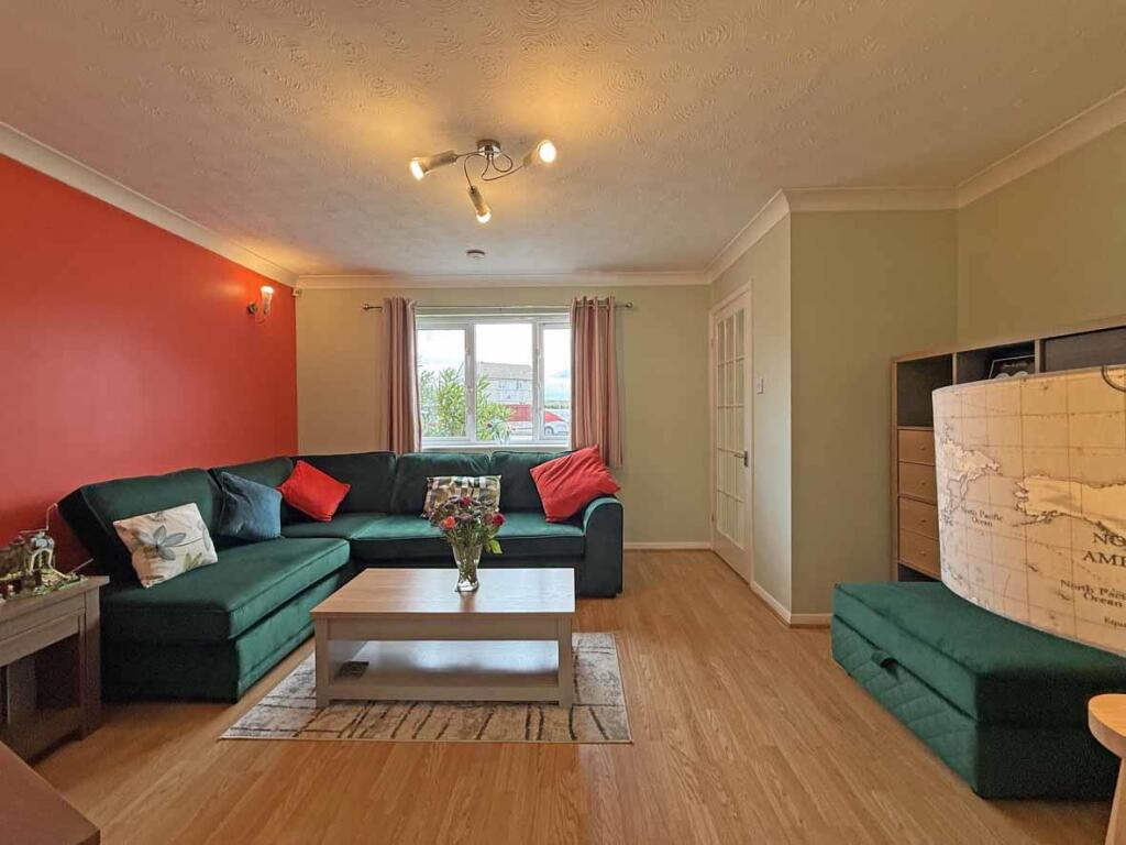 Cayley Way 39 - Lounge 2...jpg