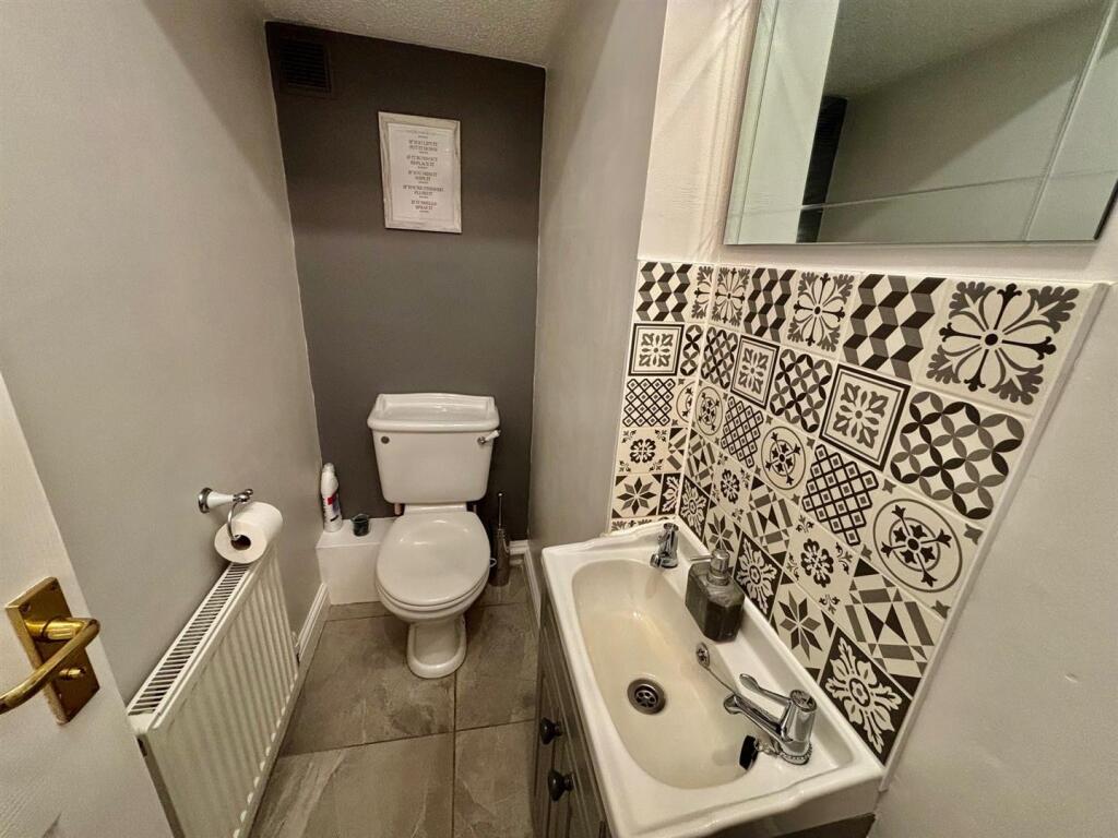 Guests Cloak Room/WC