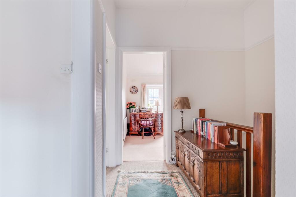 Constables - Holywell Close-19.jpg