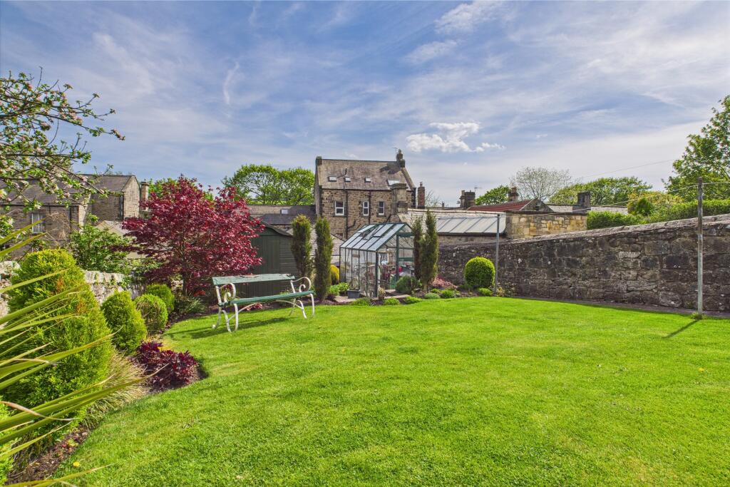 CAM04201G0-PR0080-STILL006