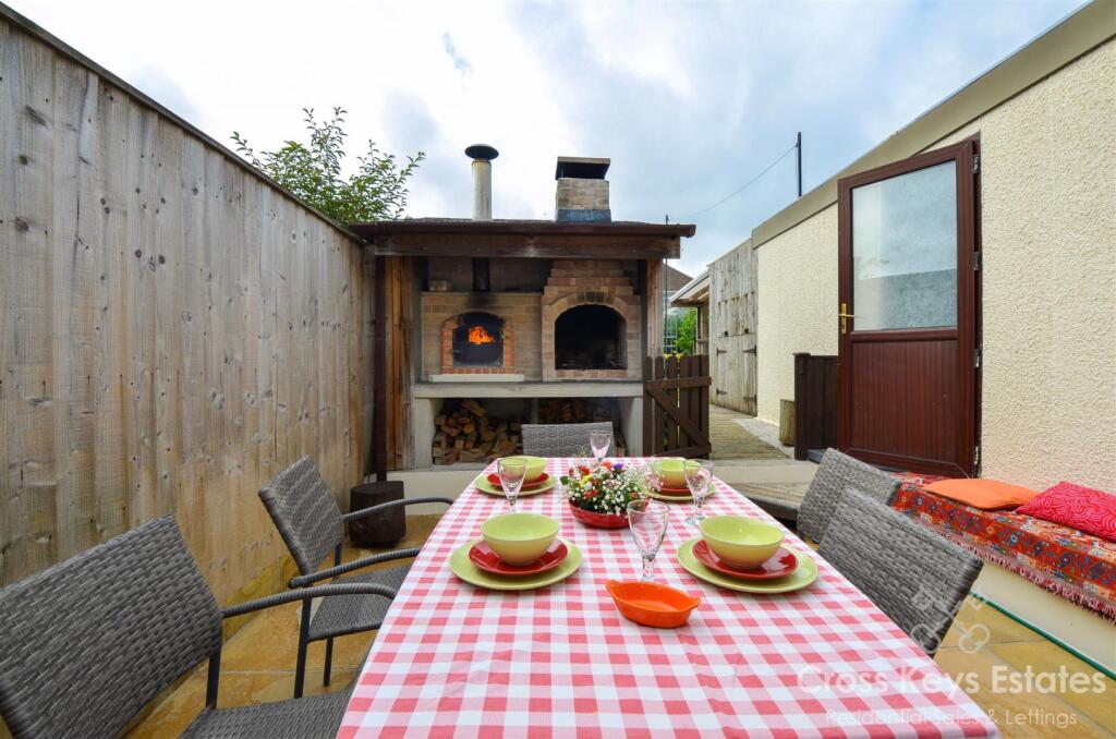 Garden / Parking / Garage