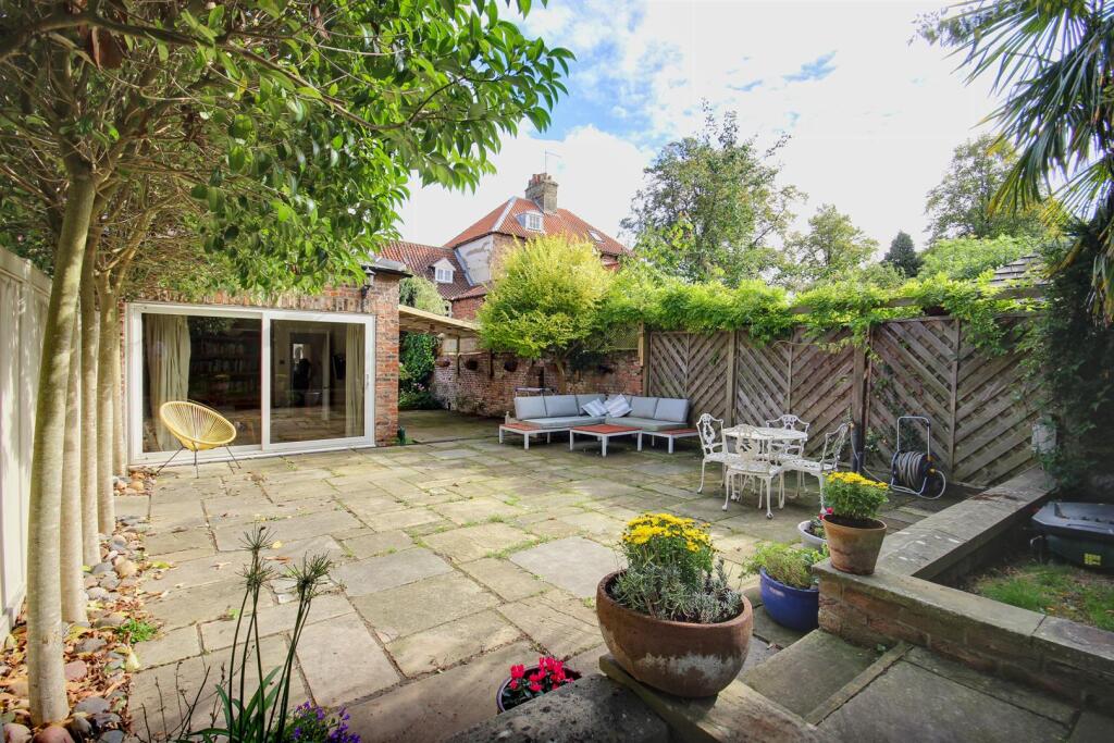 Large Sun Terrace/Patio