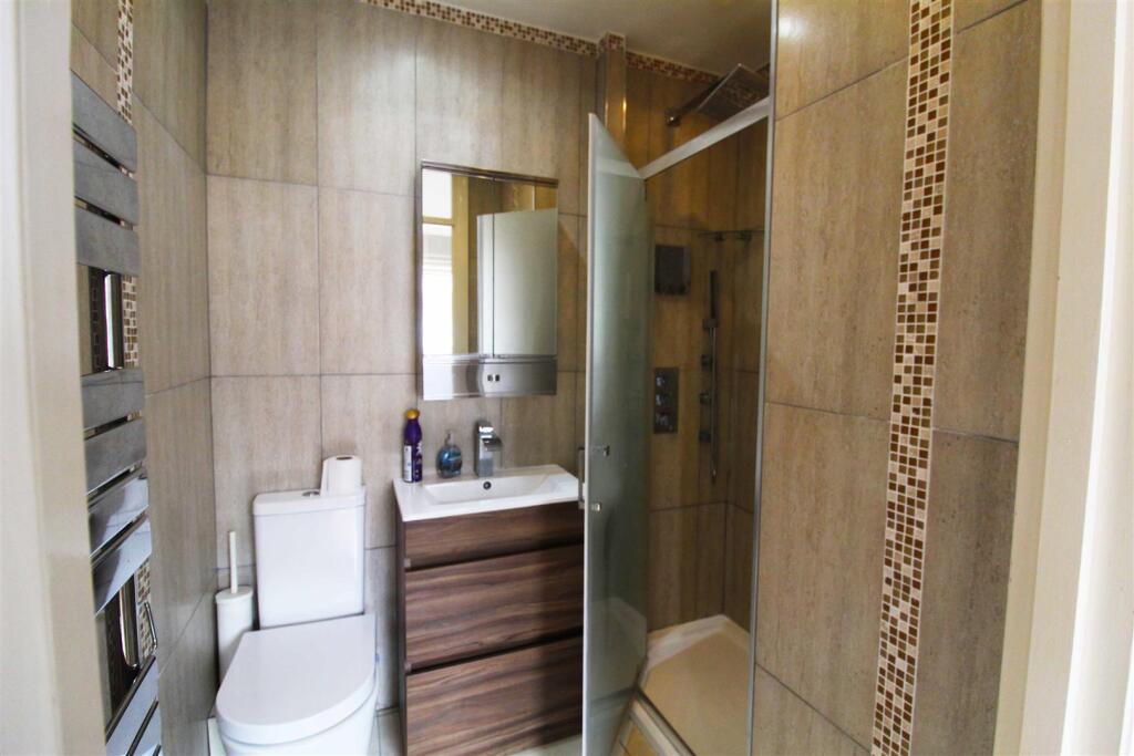 Poulton Avenue, Sutton