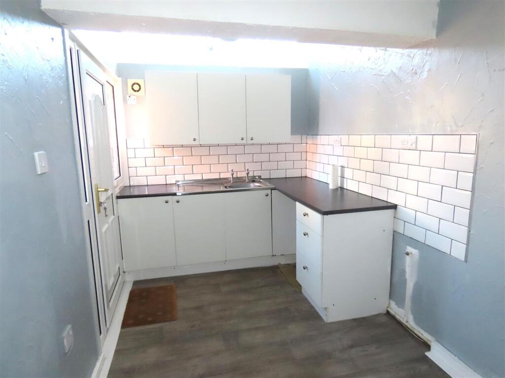 ADDITIONAL BREAKFASTING KITCHEN IMAGE