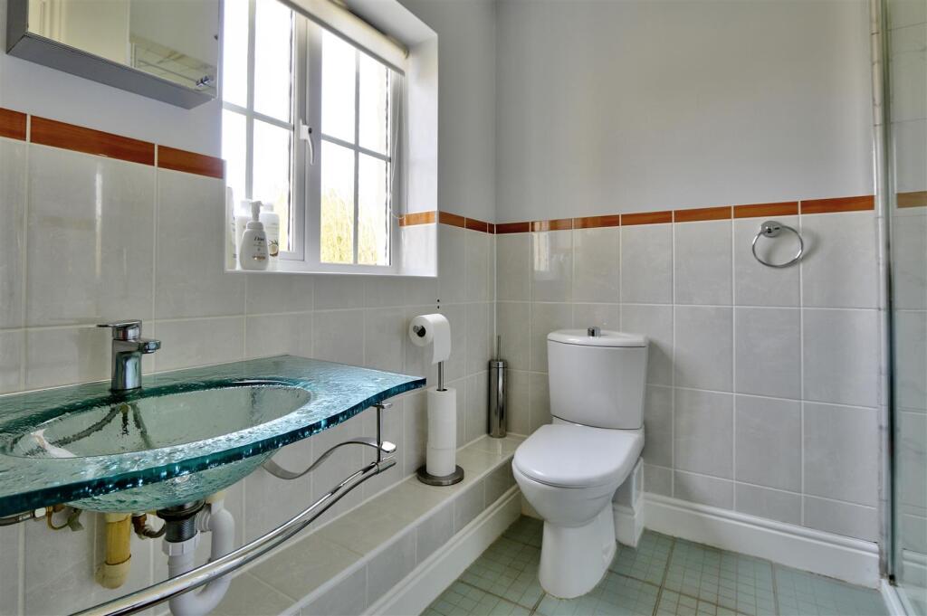En Suite Shower Room: