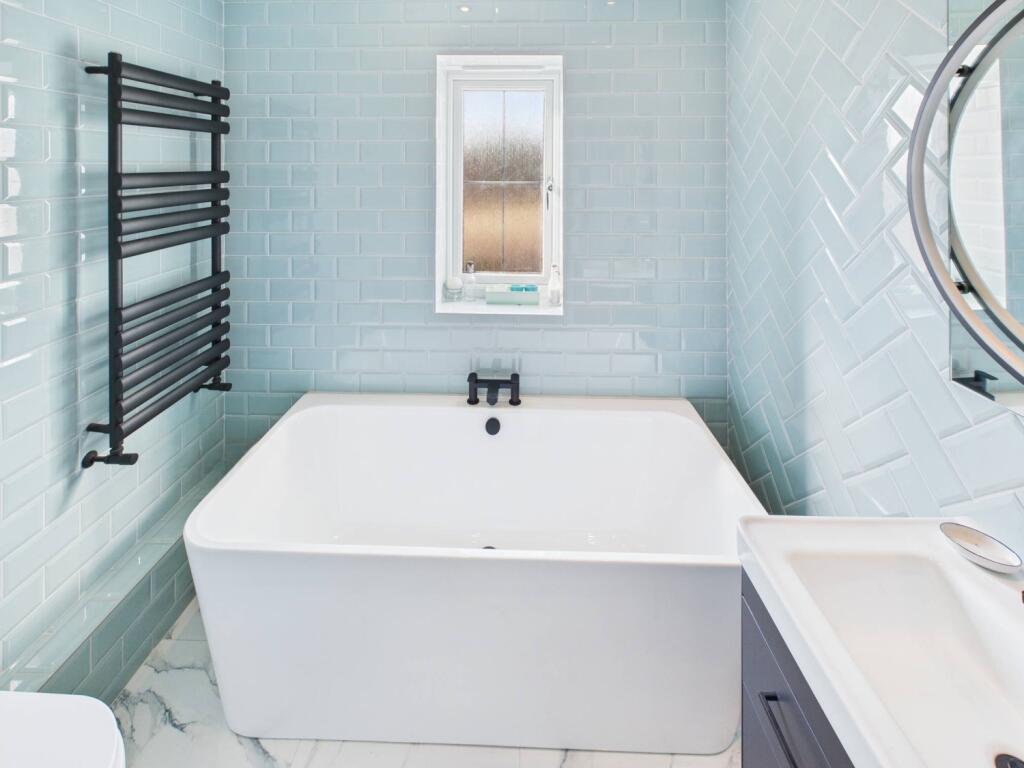 CAM04233G0-PR0017-STILL037