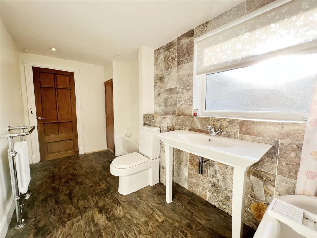 Bathroom 2.jpg