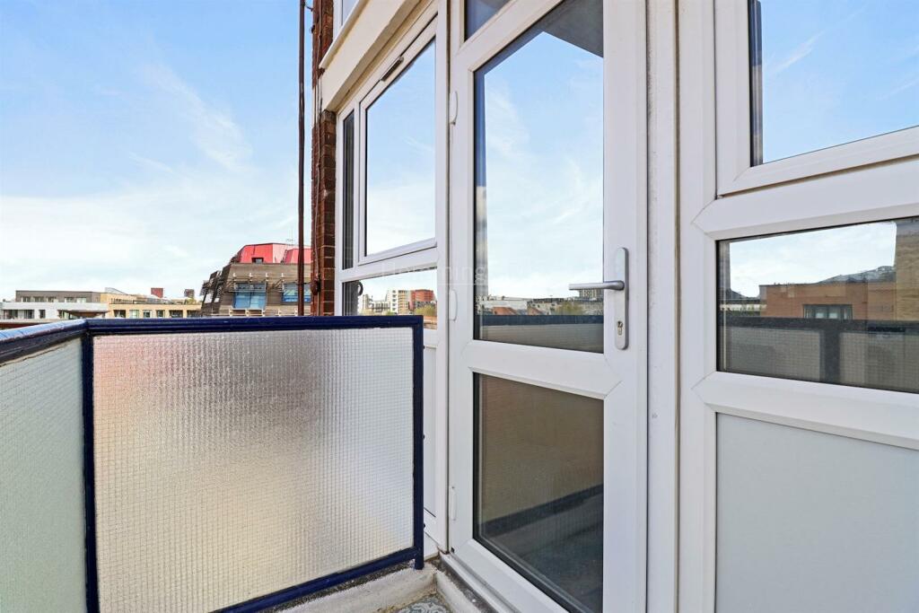 05-b54679955 Am HMF 42 Laburnum Court, Laburnum St