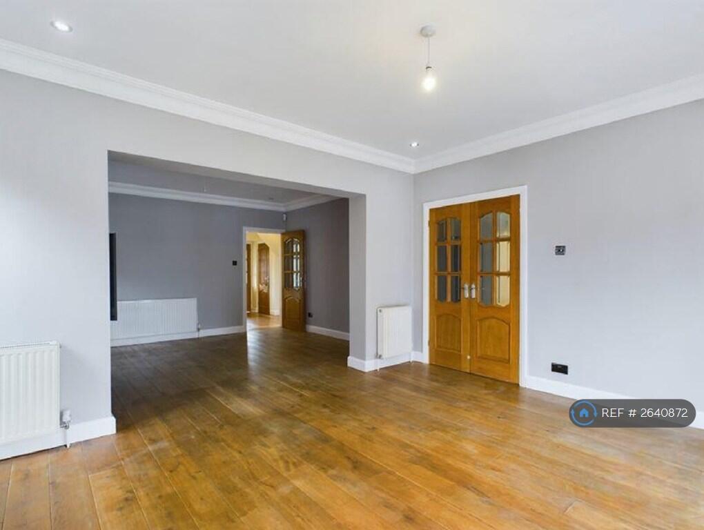 Large, Spacious Through Lounge &amp; Smart 55" Tv