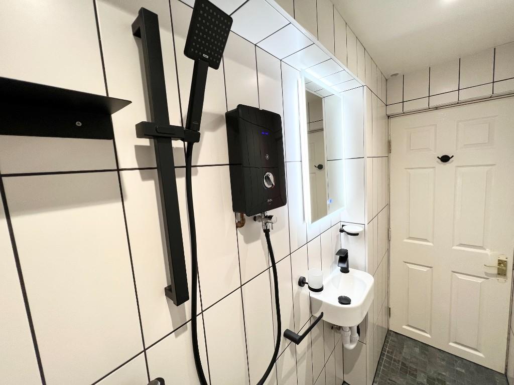 BATHROOM 2