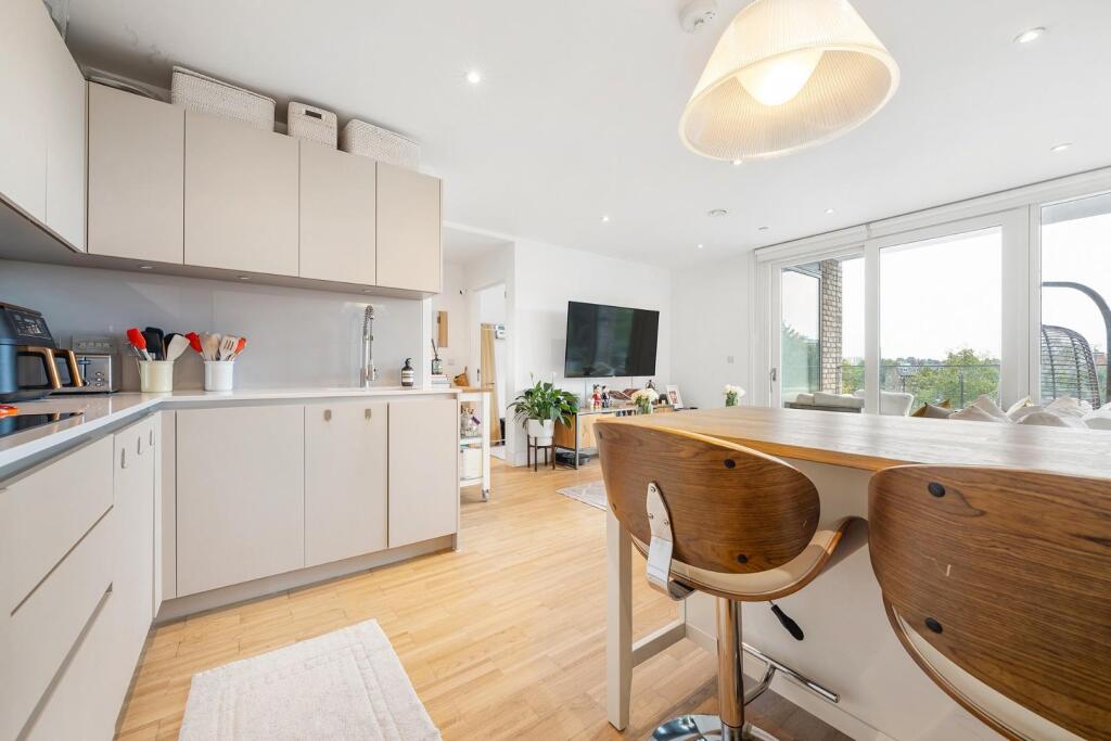 Kitchen (2).JPG
