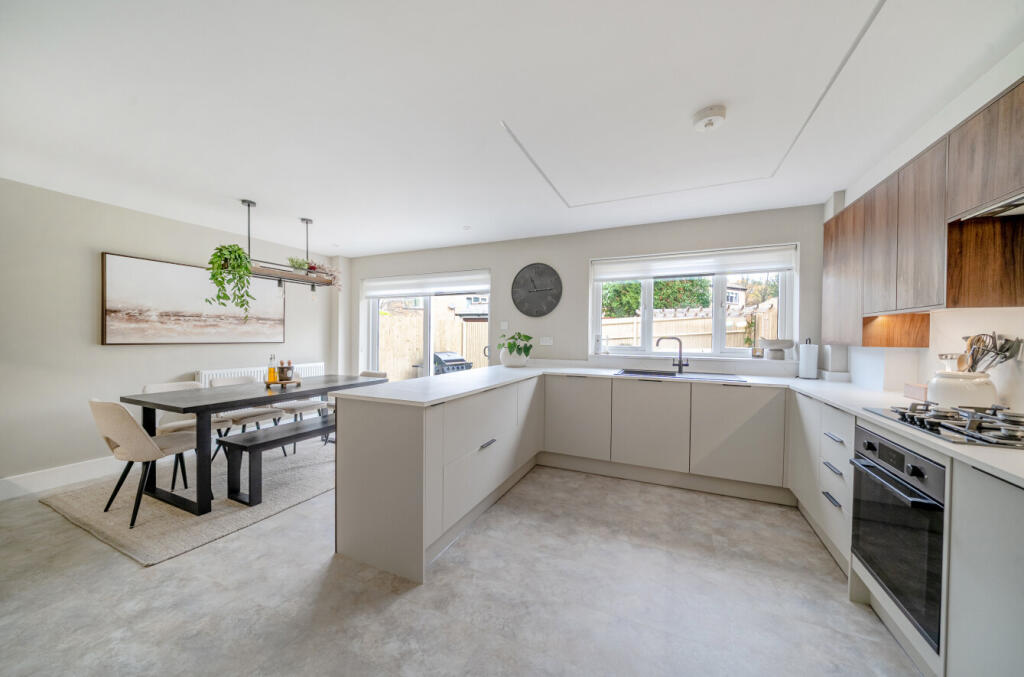 1372706-11-690b53...