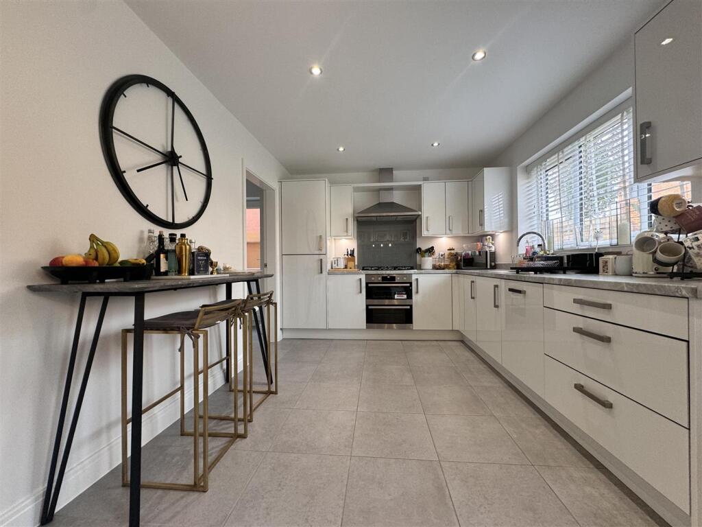 Open plan kitchen / dining