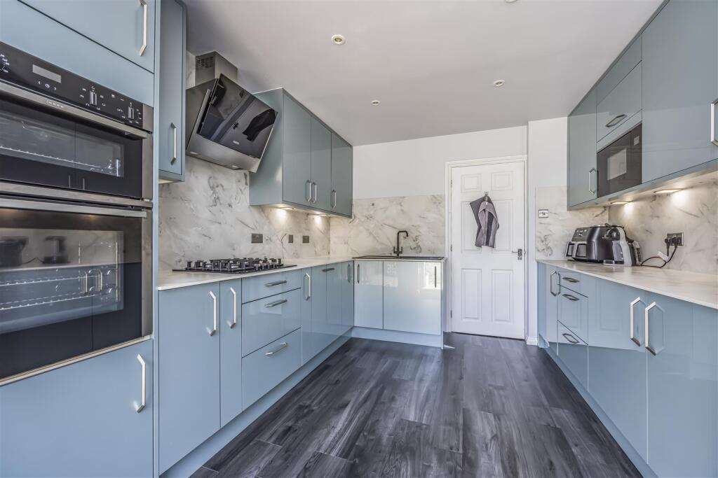1 Sunnyfields, Central Road, Drayton-PorticoMarket