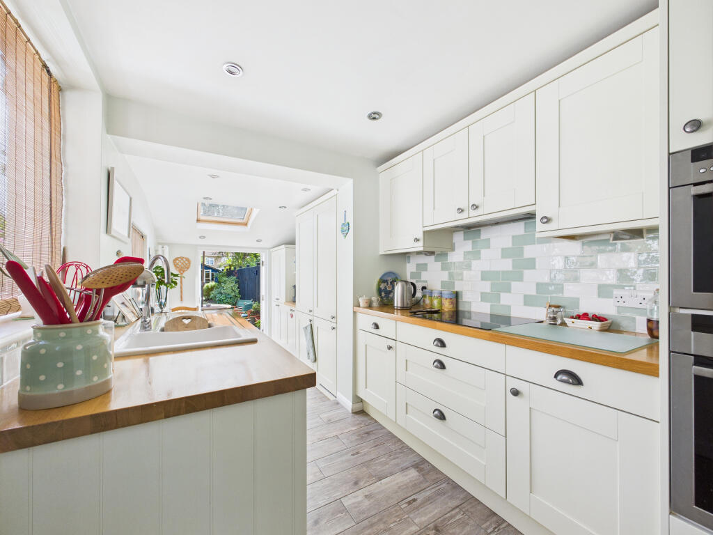 CAM01354G0-PR0572-STILL005