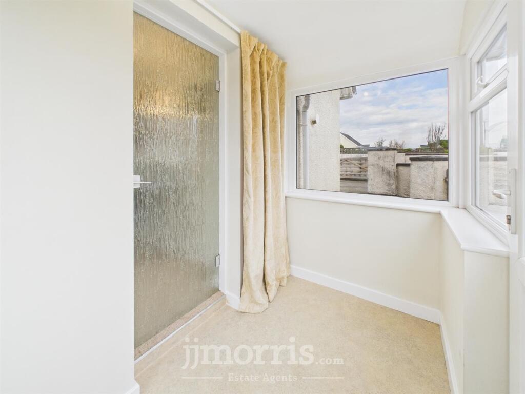 Side Entrance Porch/Sun Room