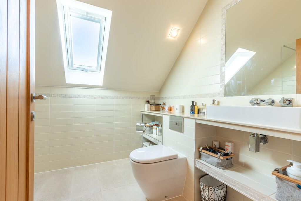 Bedroom One En-Su...