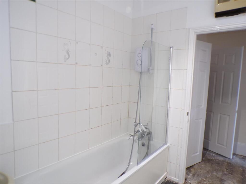 Bathroom (2).JPG