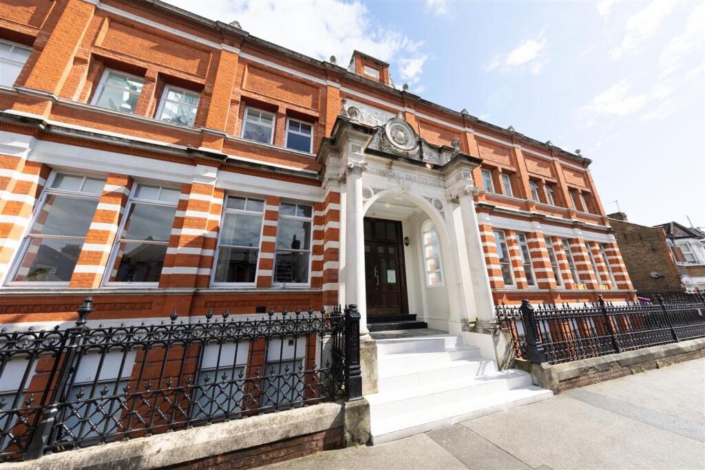 Adelaide Road, E10