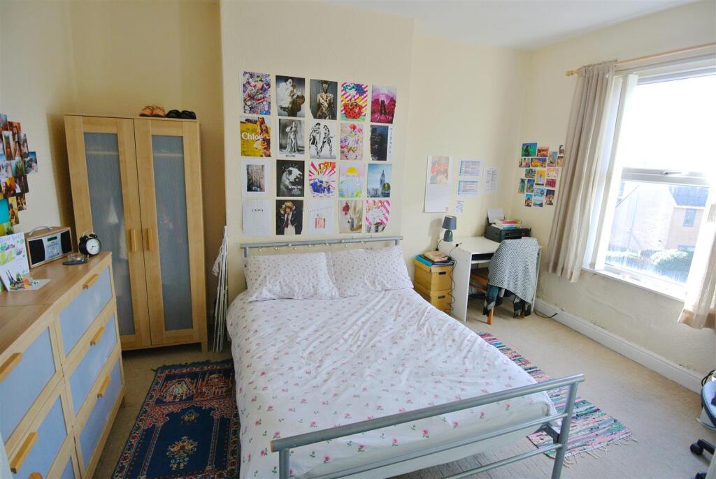 Bedroom 1.jpg