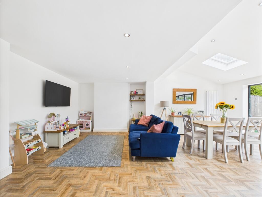 CAM02386G0-PR0140-STILL010 - Copy