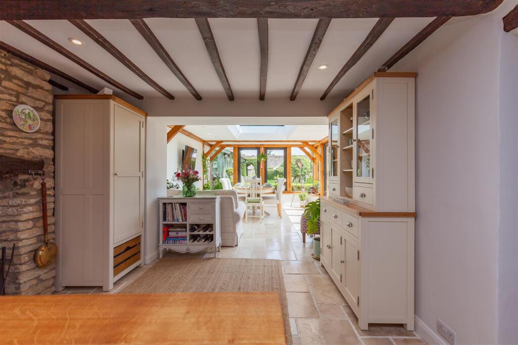 Kitchen 1.jpg