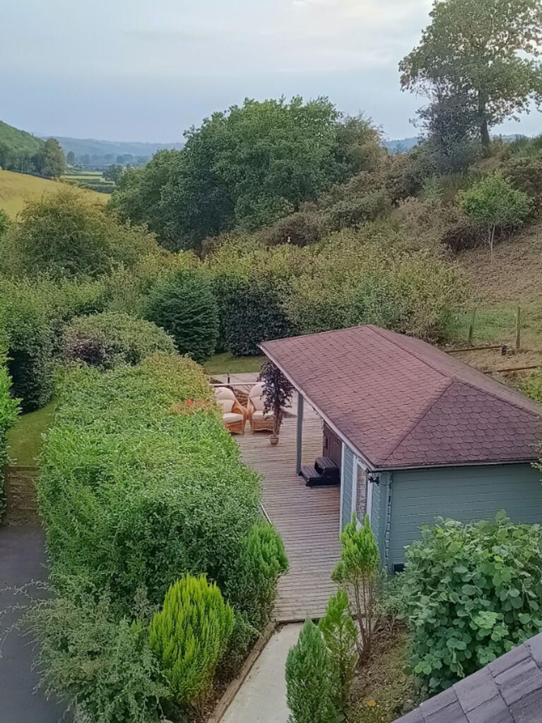 Jacuzzi and summerhouse