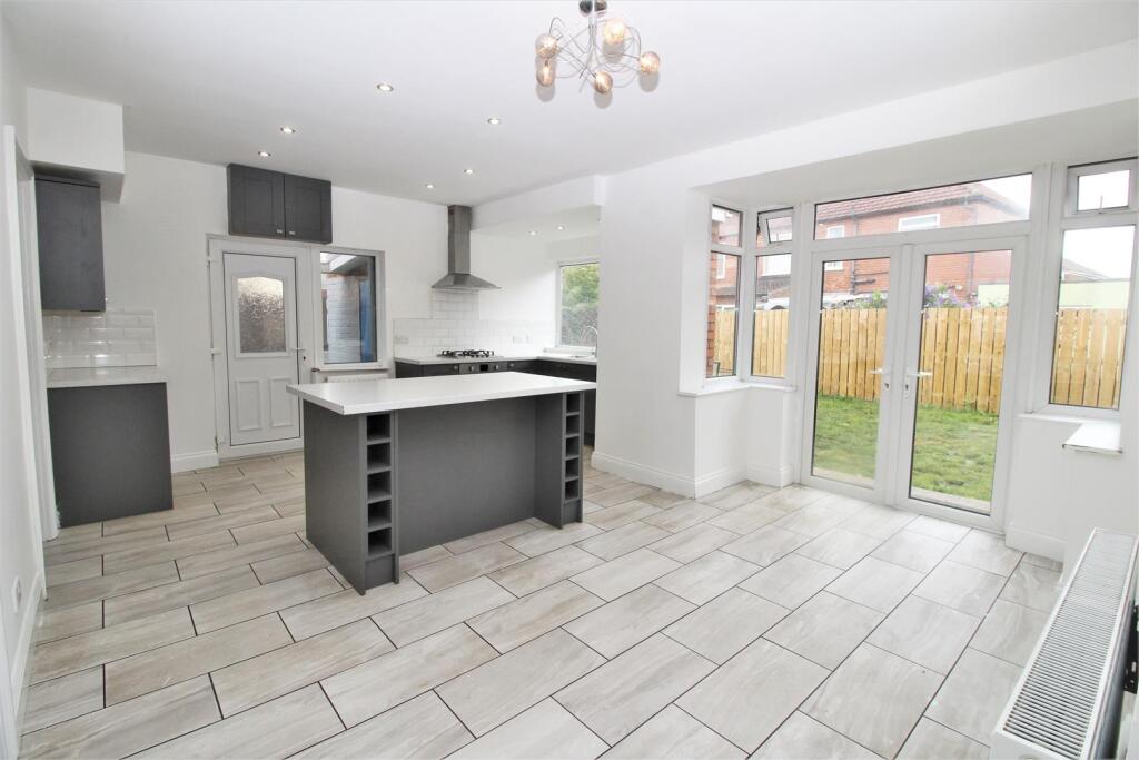 Breakfasting Kitchen with Dining Area