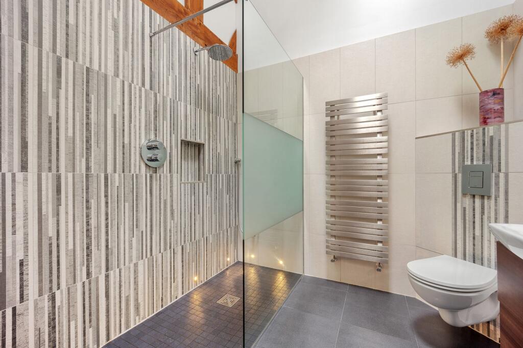 En Suite to Bedroom 1