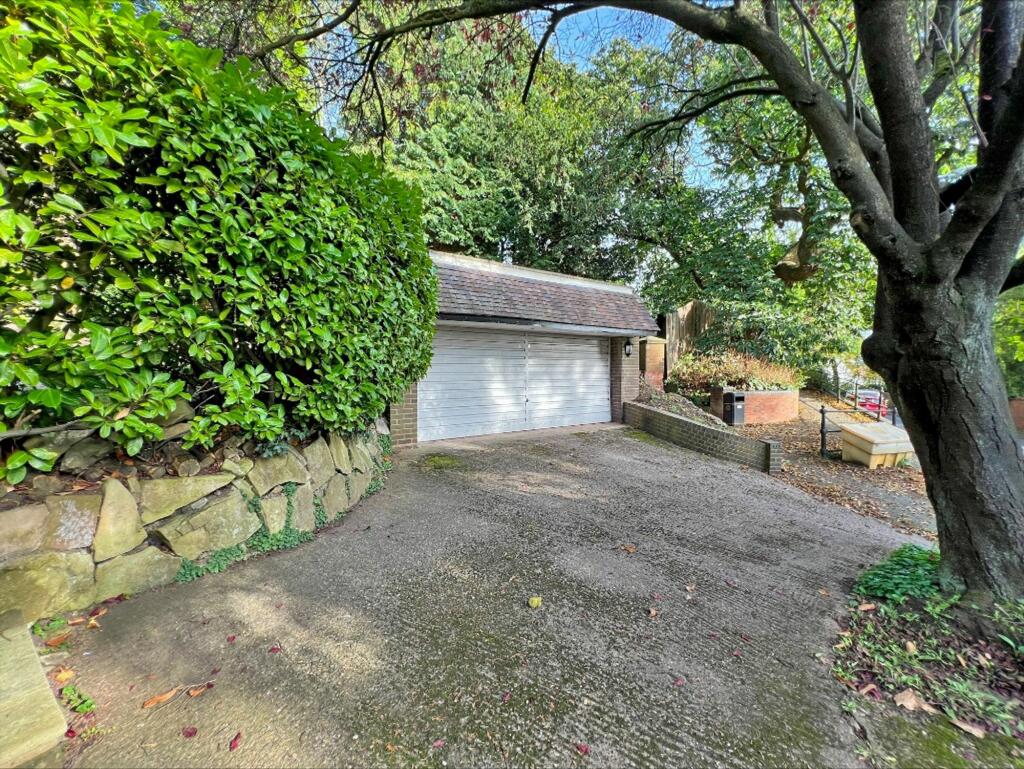 OFF ROAD PARKING / DOUBLE GARAGE