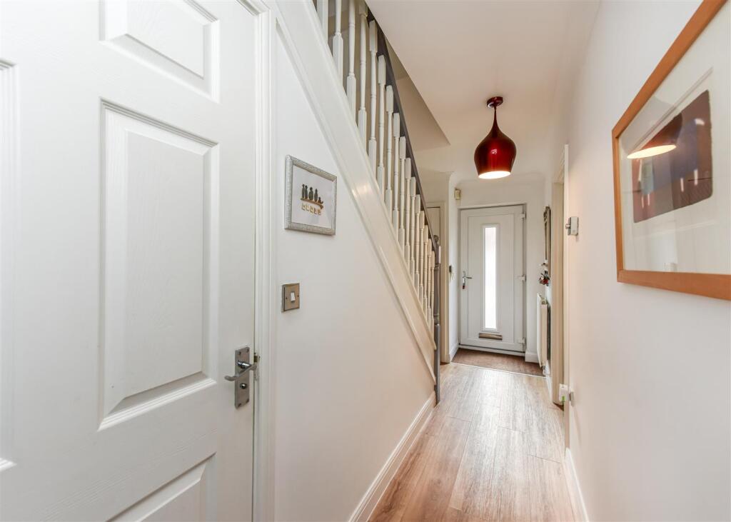 3 Riverside Gardens-hall1.jpg