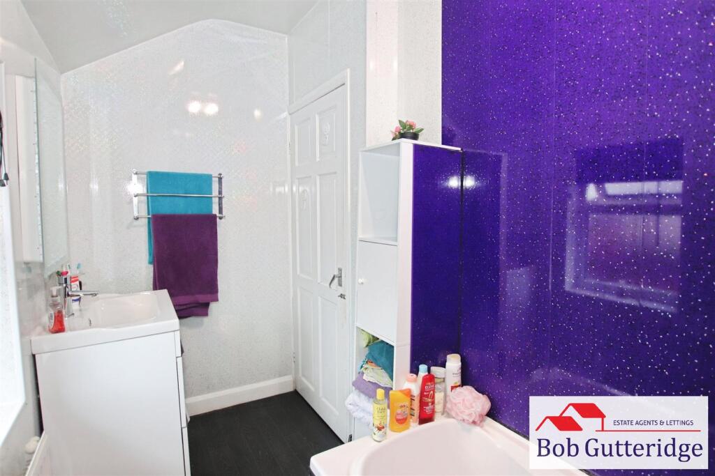 FIRST FLOOR BATHROOM