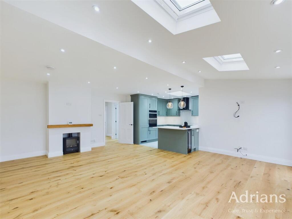 KITCHEN / DINING /