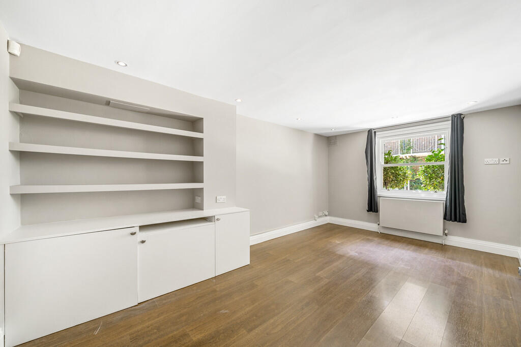 8 Coral Row, SW11...
